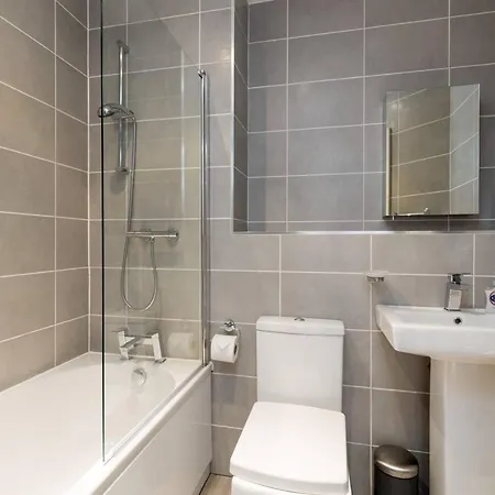 Zen Modern 2 Bedroom Close To City Centre Ideal For A Group Of 4-6