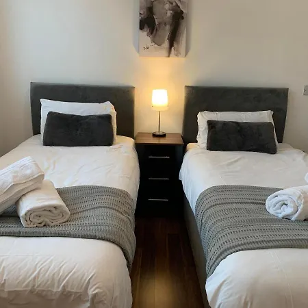 Apartment Zen Modern 2 Bedroom Close To City Centre Ideal For A Group Of 4-6 Birmingham
